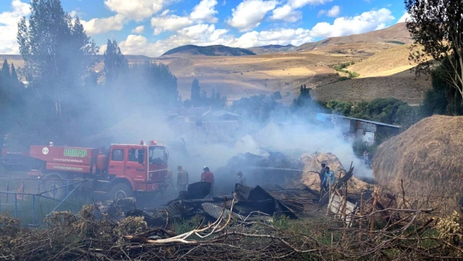 Kars'ta yangın: Ev, ahır ve samanlık kül oldu